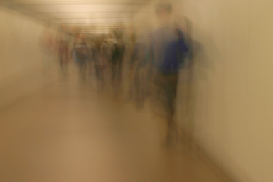 verschwommene Silhouetten von Menschen in einer Unterführung
